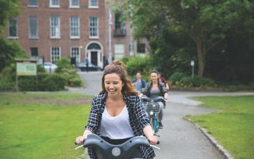 The Trinity City Hotel | Dublin | Gruppo di amici che vanno in bicicletta vicino al Trinity City Hotel 