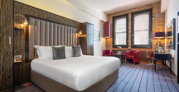 The Trinity City Hotel | Dublin | 30% Sconto | Camera Executive con letto matrimoniale, due poltrone e tavolino